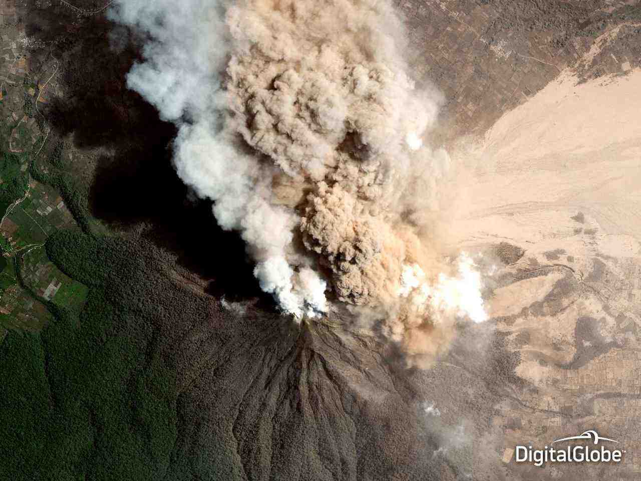 Éruption du Mont Sinabung (Indonésie) vue depuis l'espace le 23 janvier 2014.