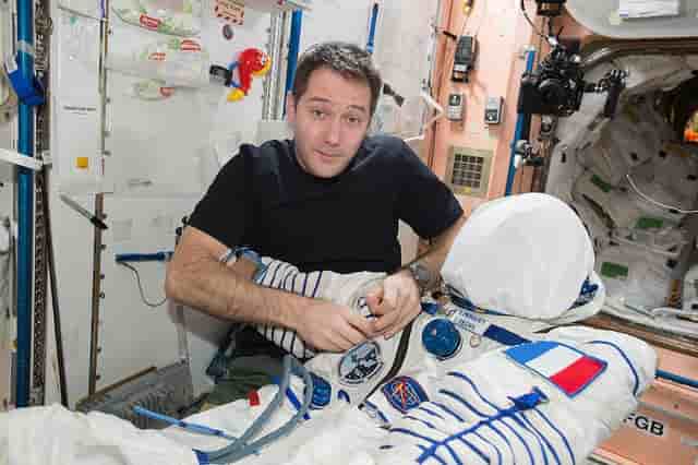 Atelier couture pour Thomas Pesquet, qui apose le logo de l'Expedition 51 sur sa combinaison Sokol.