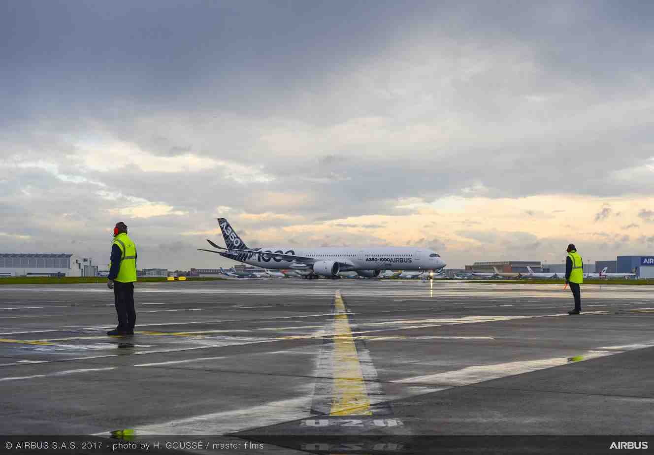 C'est le troisième Airbus A350-1000 d'essai qui sera présent au Bourget 2017. Il est équipé d'une cabine passagers.
