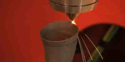 La machine Modulo de BeAM permet de fabriquer des pièces en 3D en déposant par fusion laser des cordons de métal.