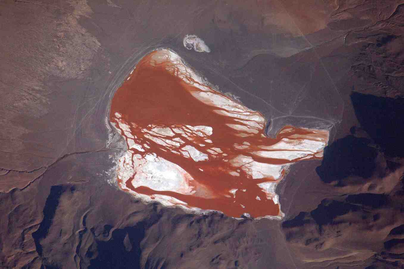 La Laguna Colorada, vue depuis l’ISS.