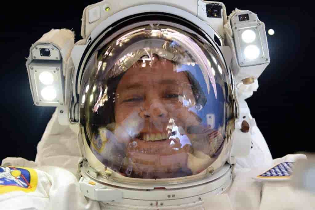 Sur Twitter, Jack Fischer commente cette photo prise le 12 mai : « #SelfieSpatial. Désolé pour les reflets, mais vous pouvez voir la Lune à côté de mon casque et vous remarquerez peut-être que la taille de mon sourire –les sorties extravéhiculaires sont g