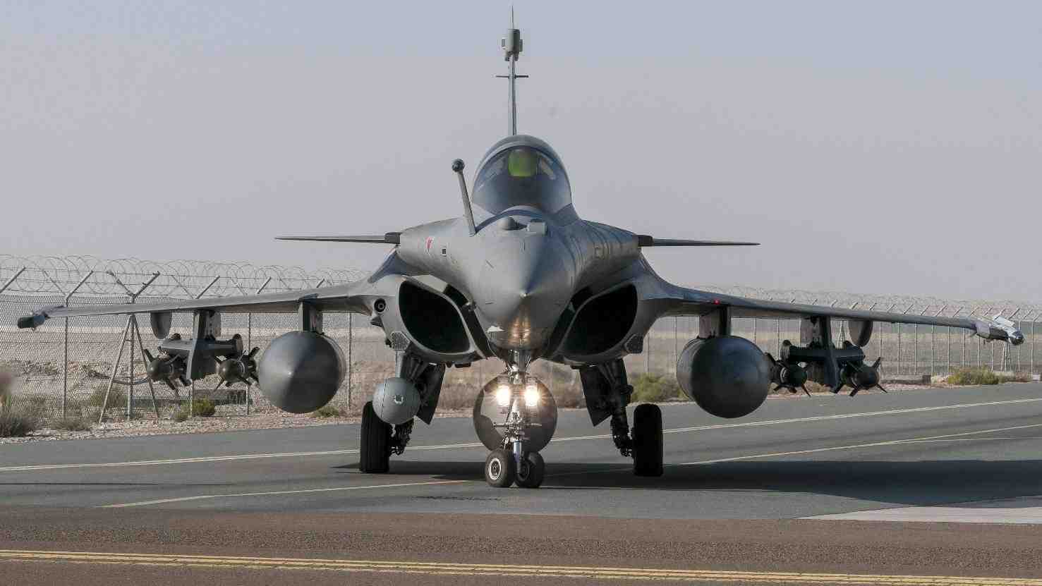 Un Rafale armé de quatre AASM se prépare à partir en mission depuis la BAP de Jordanie.