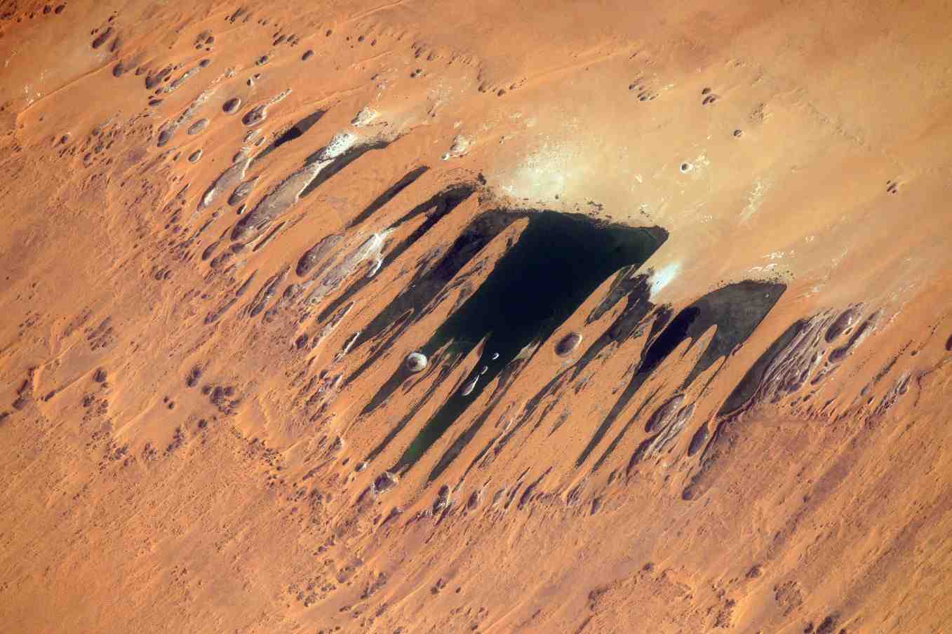 Les lacs d’Ounianga, vus depuis l’ISS.