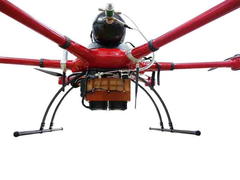 La pile à combustible de seconde génération montée entre les patins (en prototype) sur un drone MMC. Le réservoir d'hydrogène est au dessus.