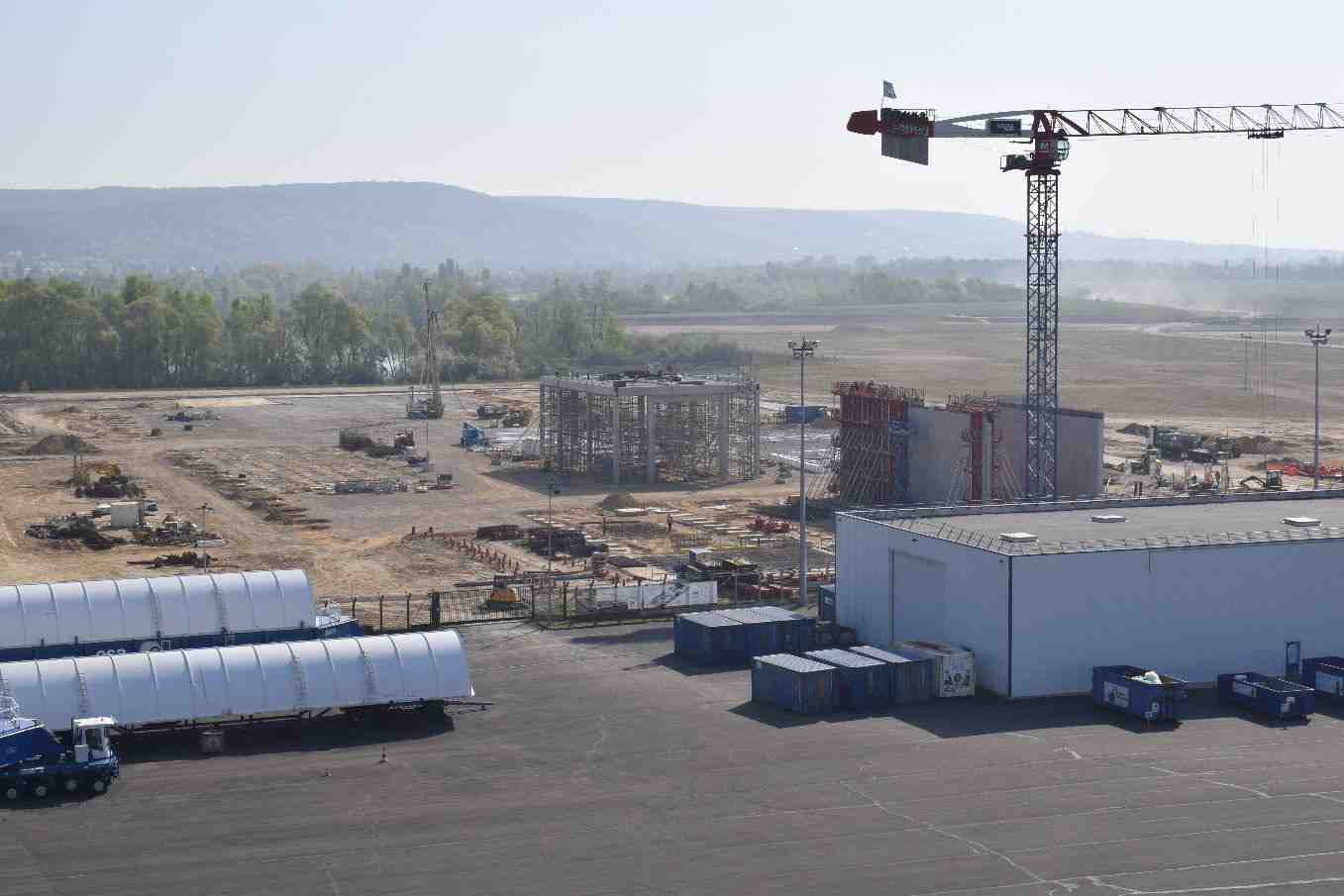 Parallèlement aux revues de conception, le chantier de construction de l'usine d'assemblage d'Ariane 6 se poursuit aux Mureaux.