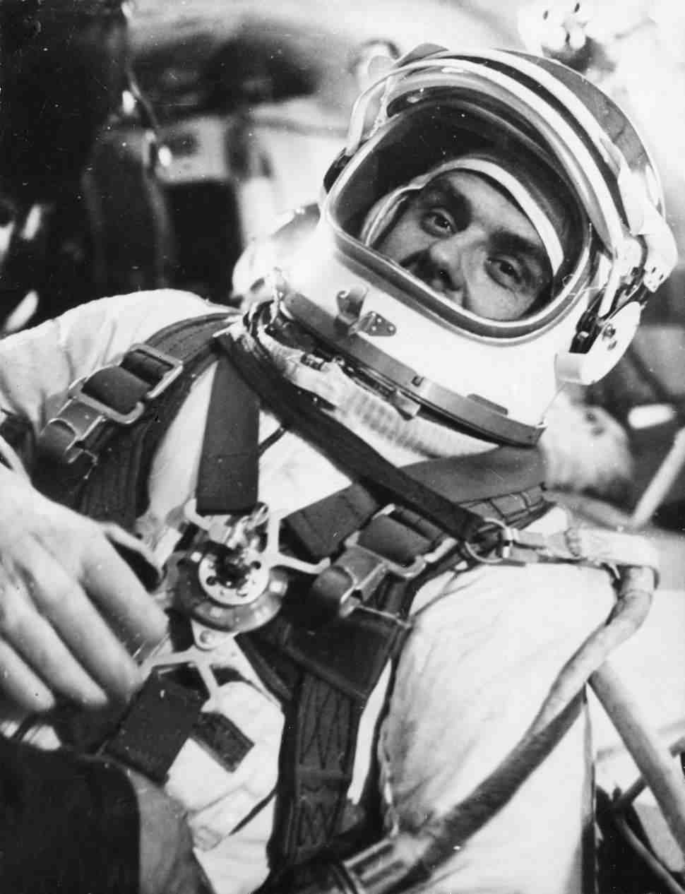 Vladimir Komarov à l'entraînement à bord du Soyouz.