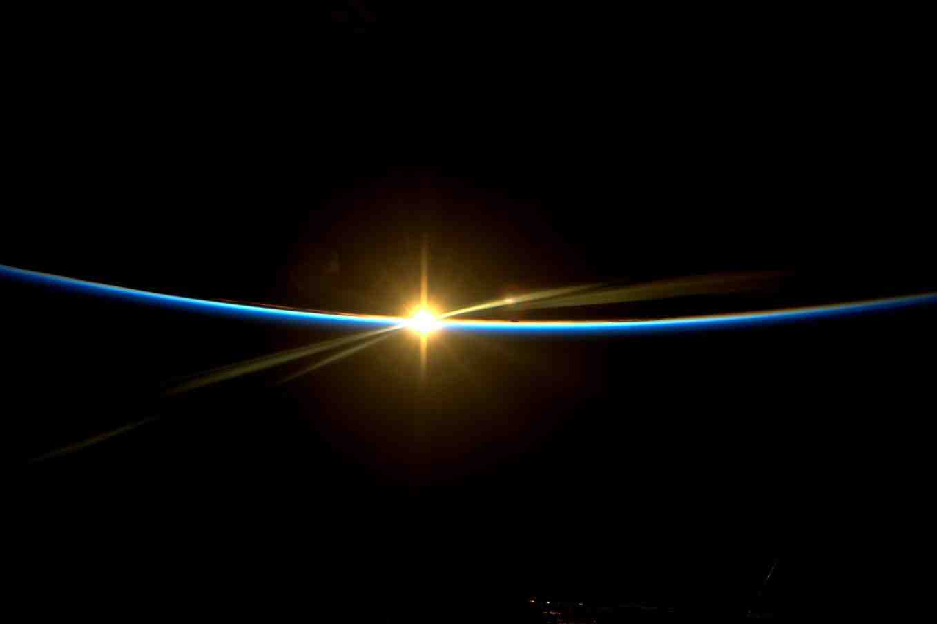 Lever de Soleil, vu depuis l’ISS.