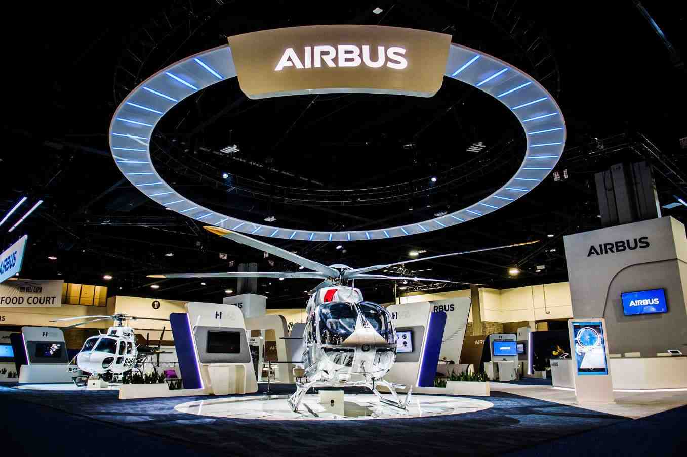 Le nouveau H145 équipé de son rotor cinq pales sans roulements, exposé sur le stand Airbus à l'Heli Expo. A lui seul, il cumule 10 commandes et 9 retrofits.