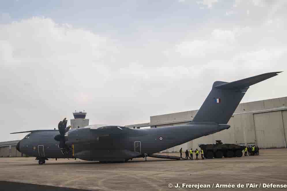 L'A400M a volé pour la première fois avec un VBCI à son bord.