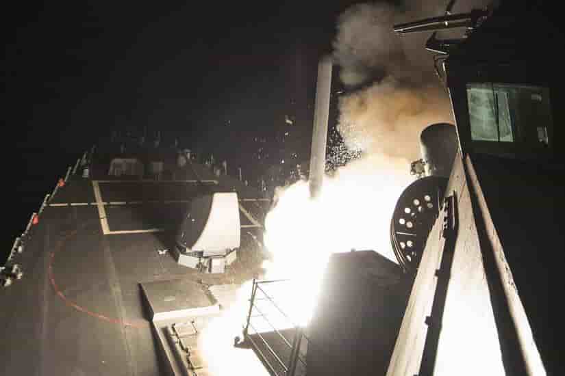 L'US Navy a mené des frappes sur la base aérienne syrienne Al-Shayrat.