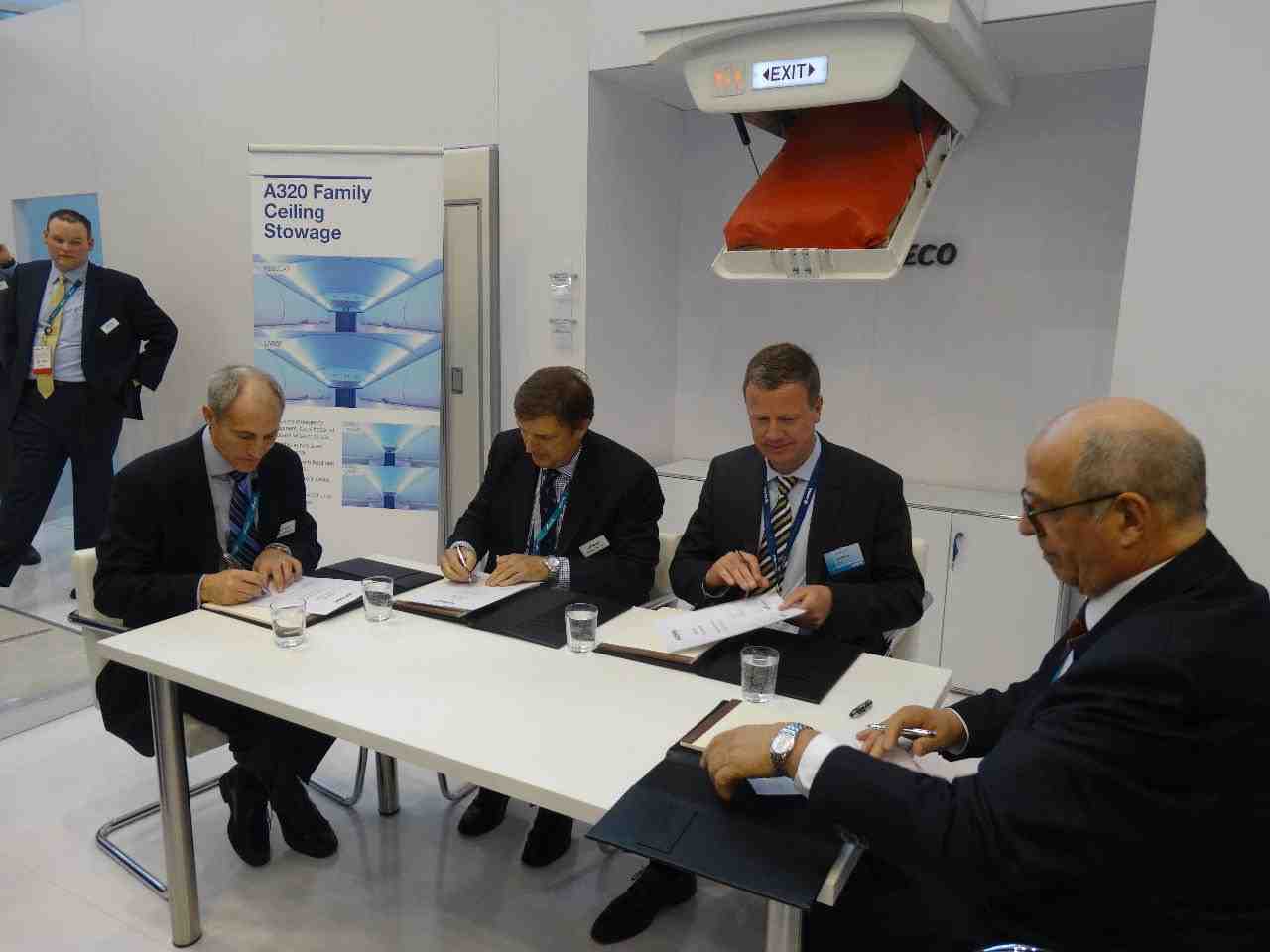 Les officiels d'Haeco et d'Airbus en signature sur le stand d'Haeco