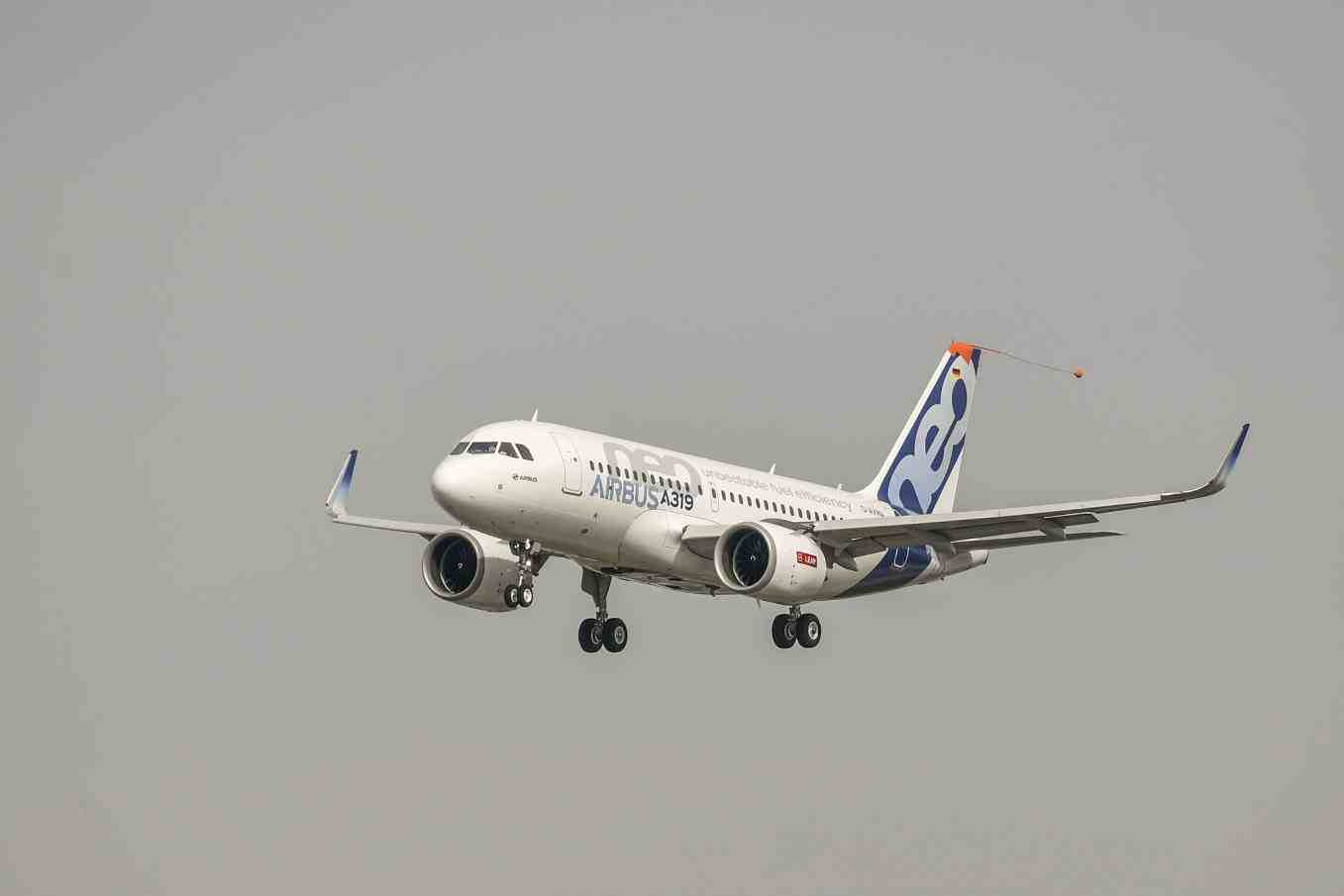 L'Airbus A319 lors de son atterrissage, à l'issue de son vol Hambourg-Toulouse qui fait ainsi débuter la campagne d'essais en vol de l'appareil.