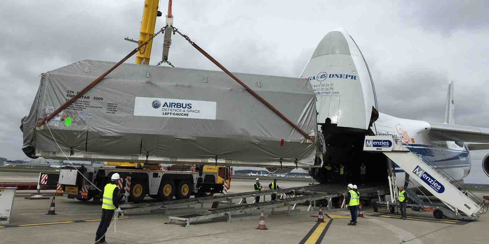 Eutelsat 172B dans son container de transport, chargé à bord d'un Antonov An-124 sur l'aéroport de Toulouse-Blagnac, le 20 mars dernier.