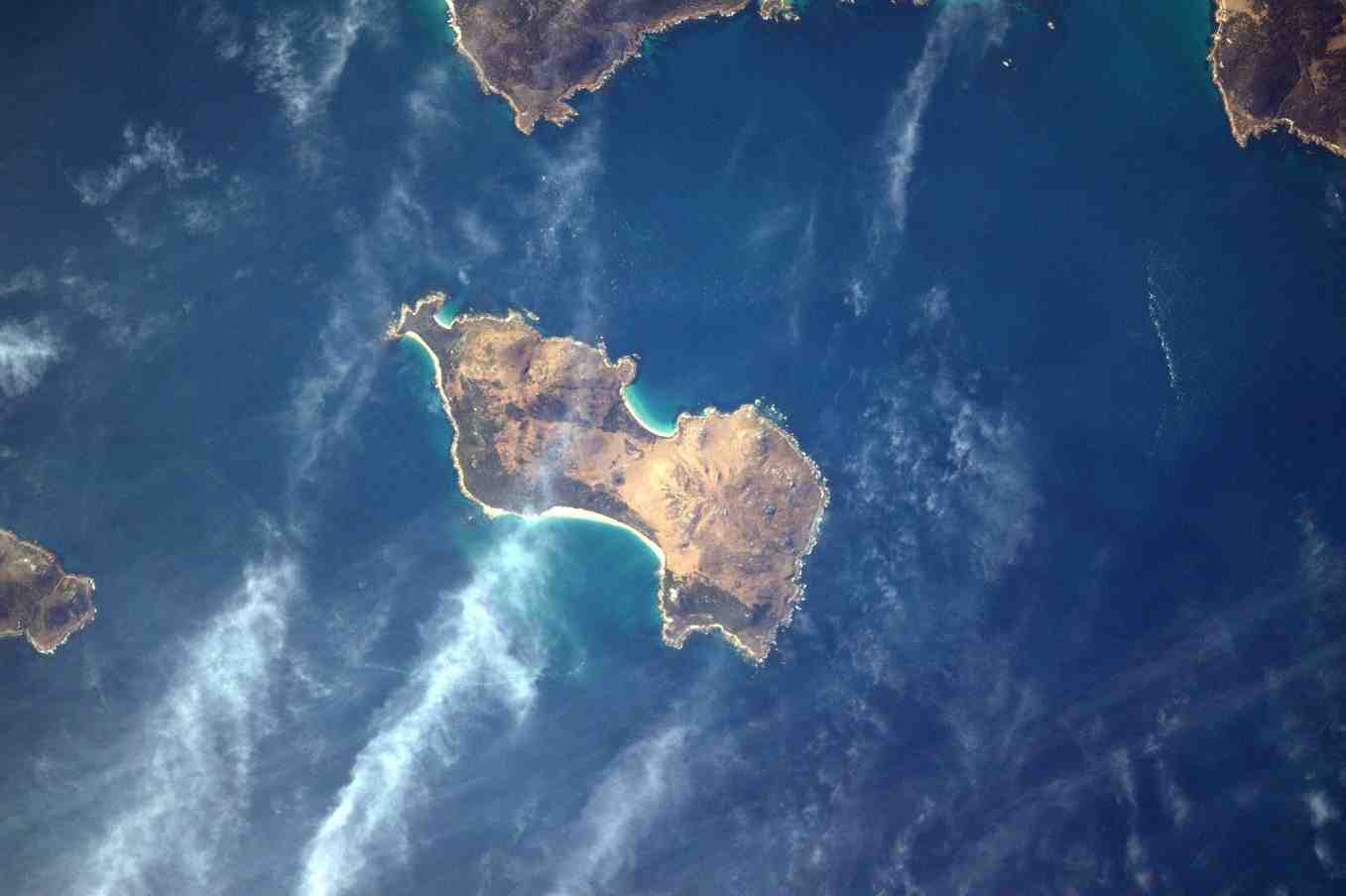 Une île de l’archipel Furneaux dans le détroit de Bass, vue depuis l’ISS.