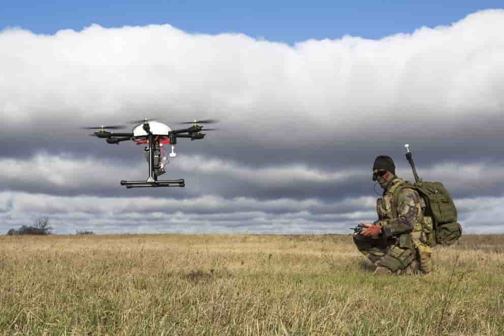 Un opérateur du CPA10 met en oeuvre un drone