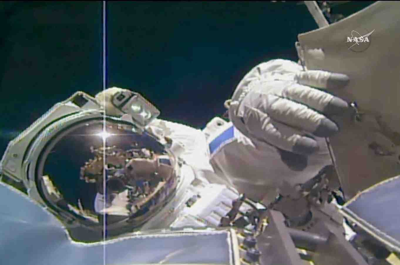 Thomas Pesquet filmé par le robot Dextre.