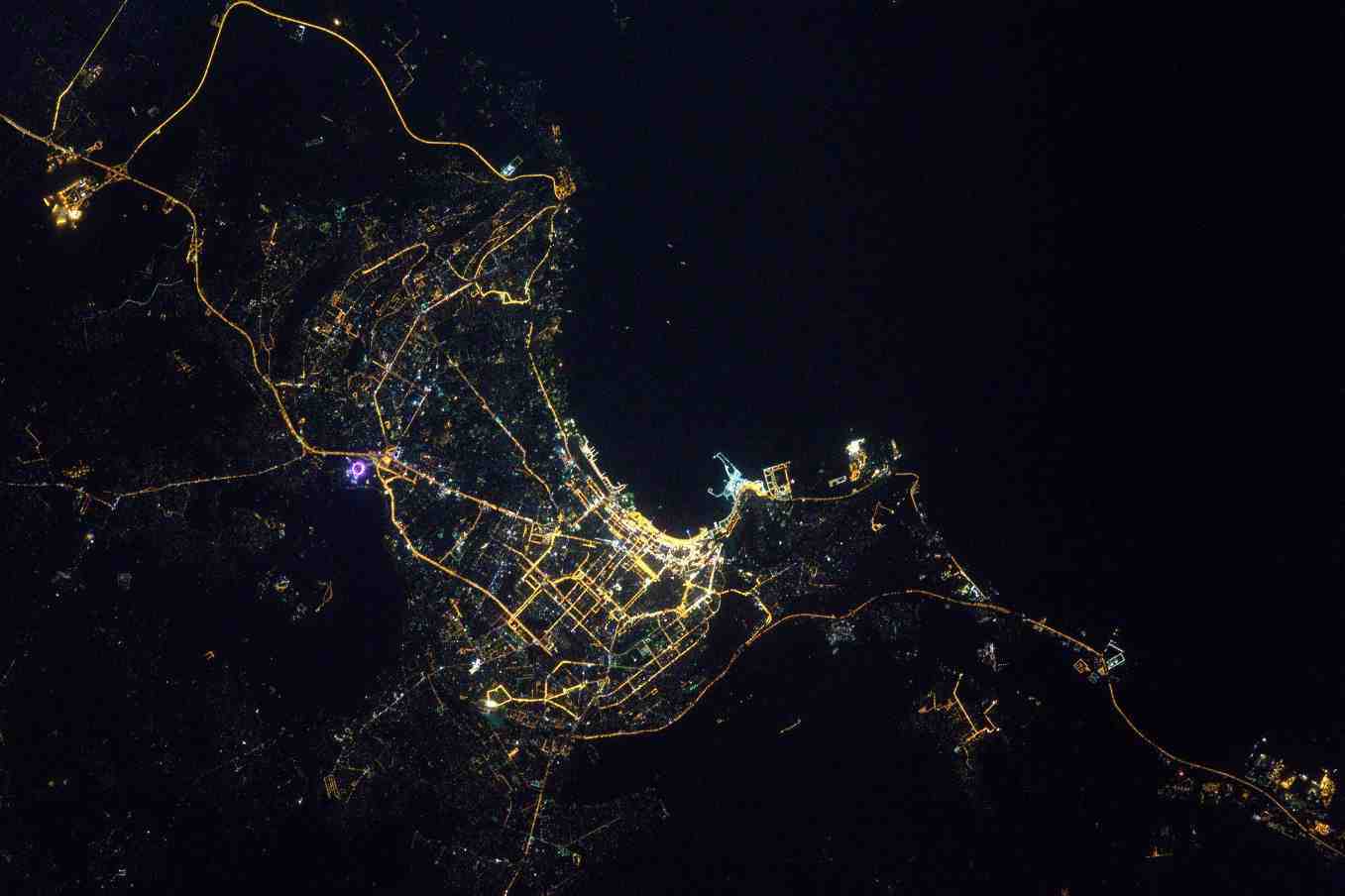 Bakou de nuit, sur la rive occidentale de la mer Caspienne, vue depuis l’ISS.