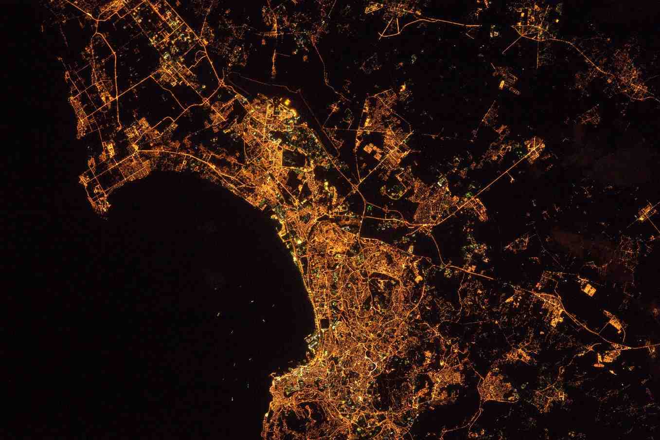 Alger de nuit, vue depuis l’ISS.