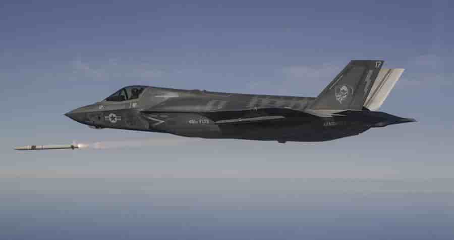 Ci-dessus, le tout premier tir d'un missile européen, de conception britannique, ASRAAM par un F-35.