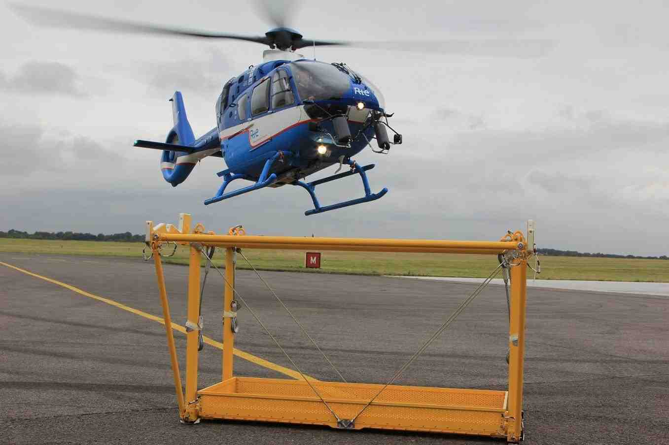 Les H135 de RTE vontr bénéficier d'un kit de maintenance et de customisation réalisé par Airbus Helicopters GB, dans le cadre de leurs interventions sur les lignes haute tension.