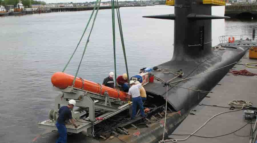 Chargement d'un SM 39 sur un sous-marin Scorpène