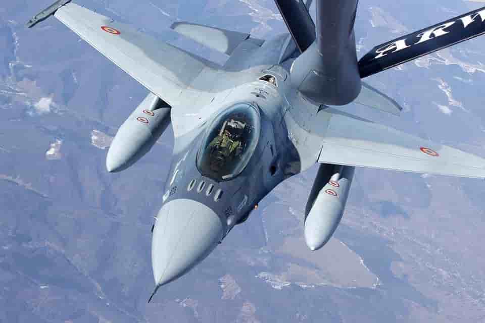 F-16 roumain lors d'une séance de ravitaillement en vol