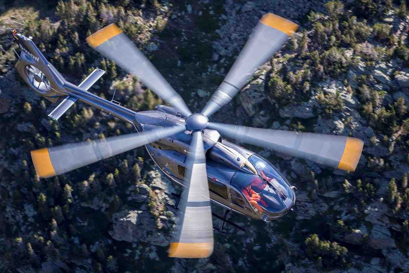 Le nouvel H145 d'Airbus Helicopters est doté d'un rotor cinq pales sans roulements. Sa masse maximale au décollage est portée à 3,8 t.