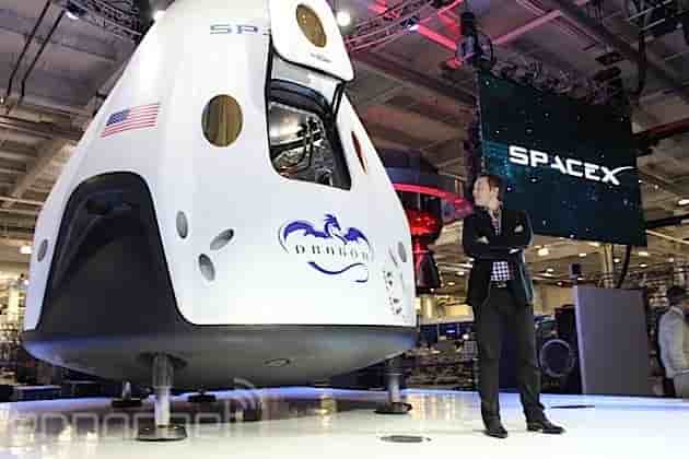 Elon Musk devant le Dragon Crew lors de sa présentation en mai 2014.