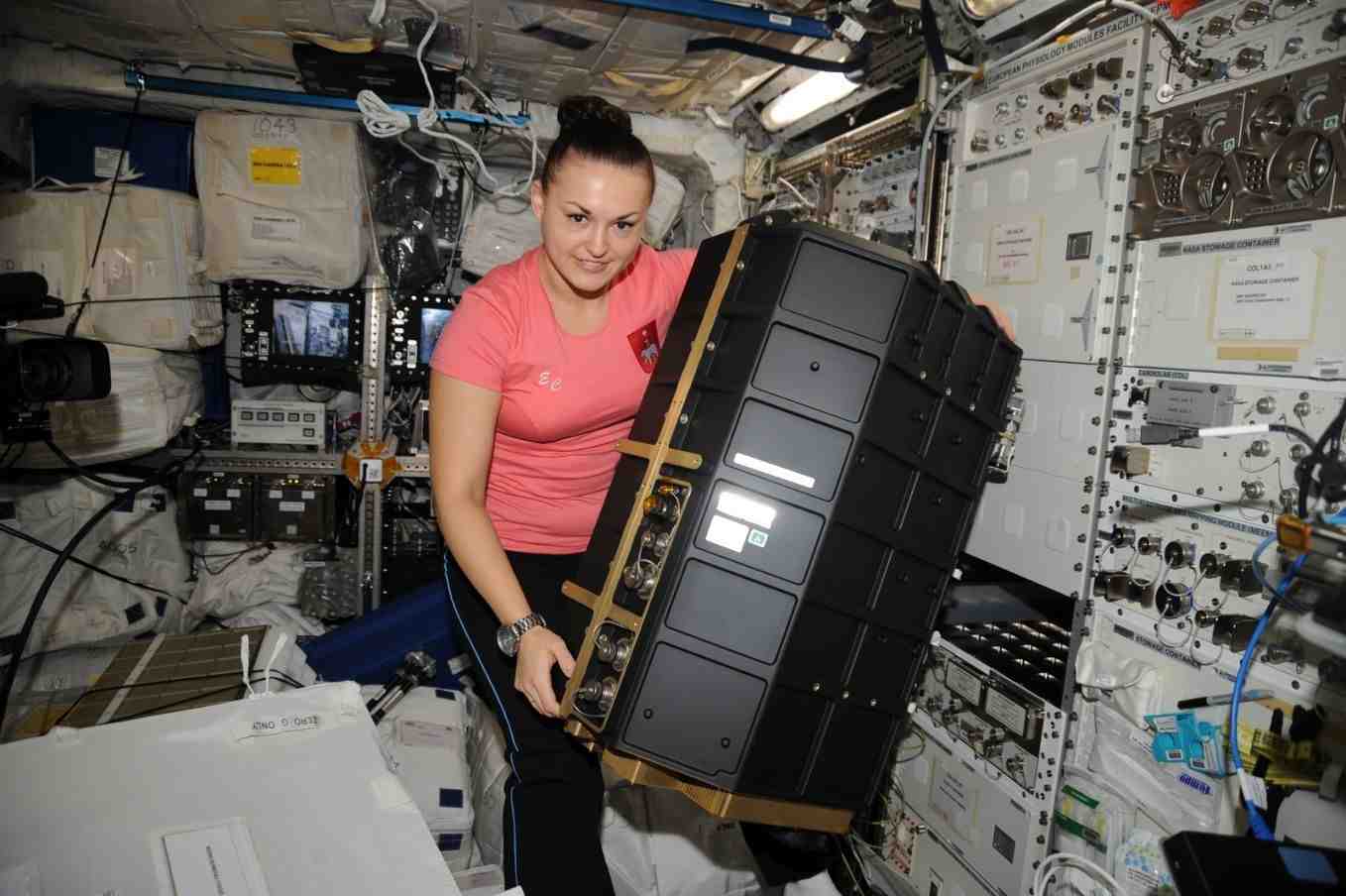 La cosmonaute Elena Serova installe l'instrument PK-4, en novembre 2014.