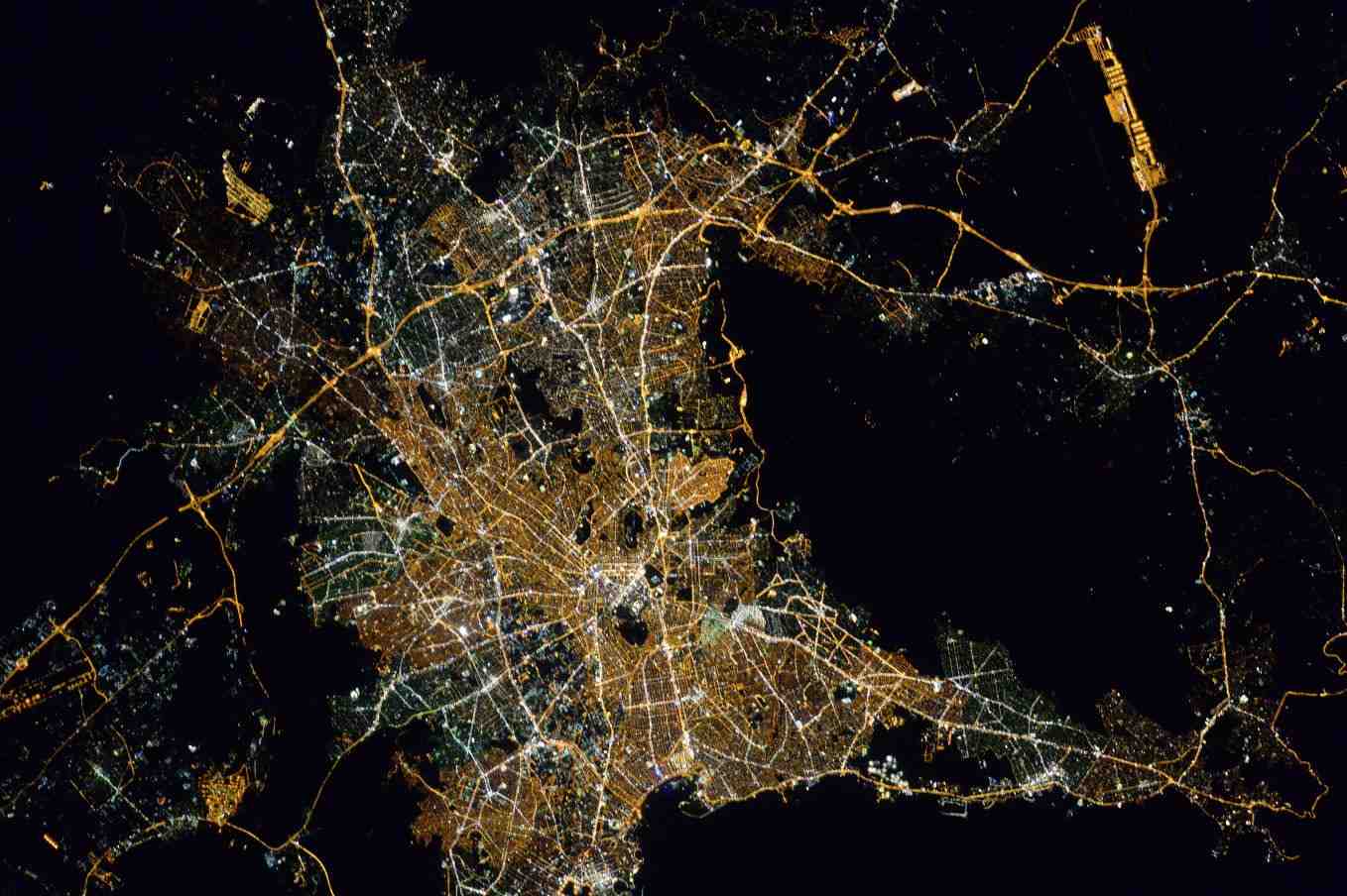 Athènes la nuit, vue depuis l’ISS.