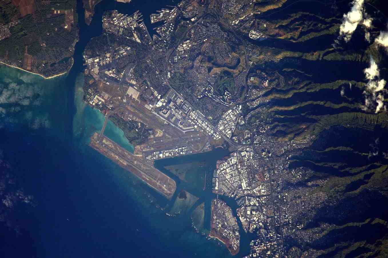 L’aéroport international de Honolulu, vu depuis l’ISS.