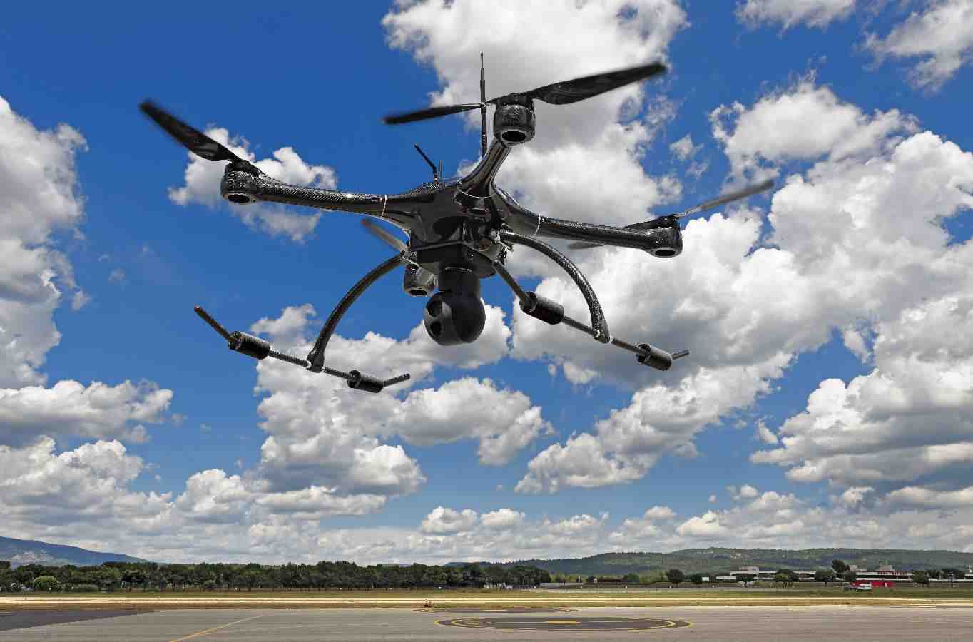 Le drone ASV30 d'Azur Drones équipé d'une boule optronique gyrostabilisée.