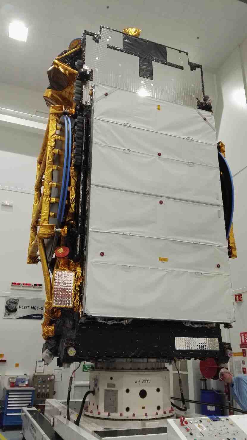 Le satellite SGDC en salle blanche chez Thales Alenia Space le 3 février dernier.
