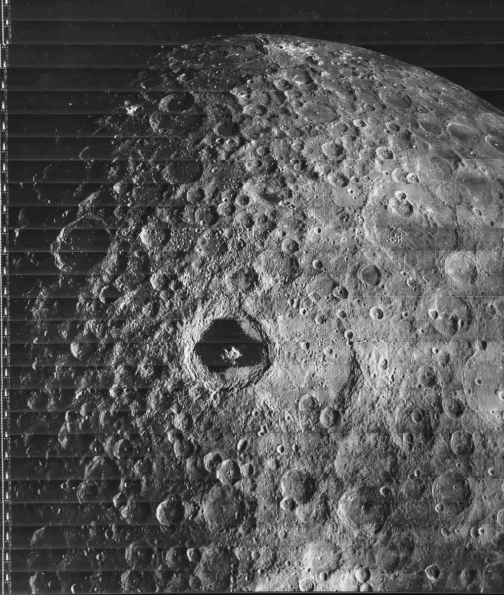 La face cachée Lune et le cratère Tsiolkovski révélés par Lunar Orbiter 3, le 19 février 1967, à 1 448 km d’altitude