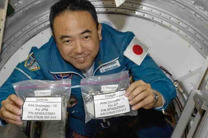 L'astronaute japonais Satoshi Furukawa avant l'installation de dosimètres pour les modules du laboratoire Kibo, en mai 2014.