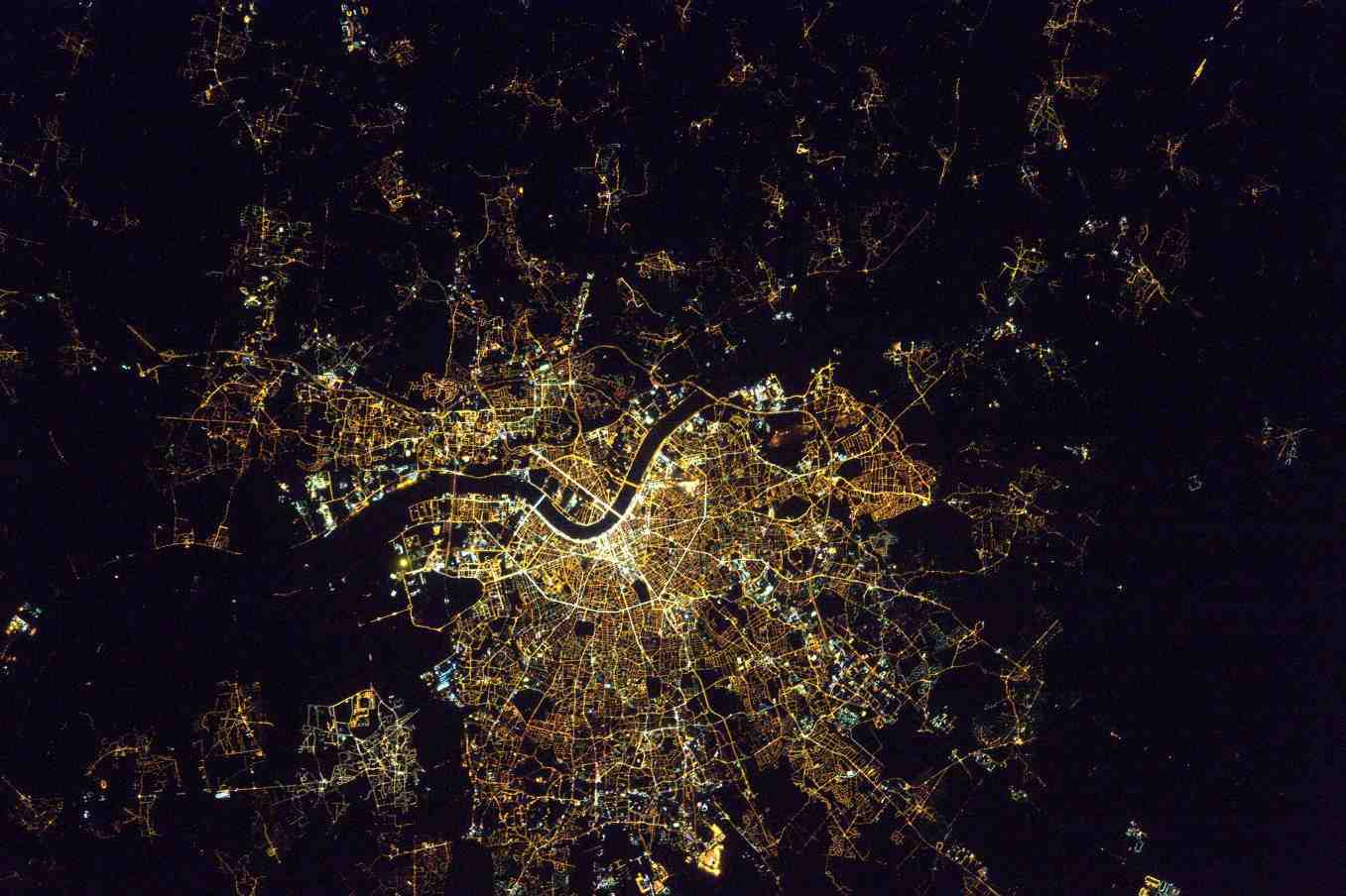 Bordeaux de nuit, vue depuis l’ISS.