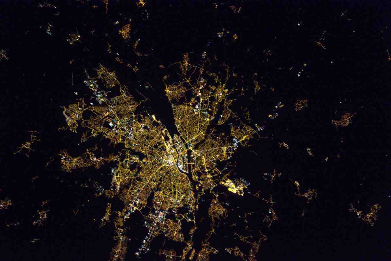 Nantes de nuit, vue depuis l’ISS.