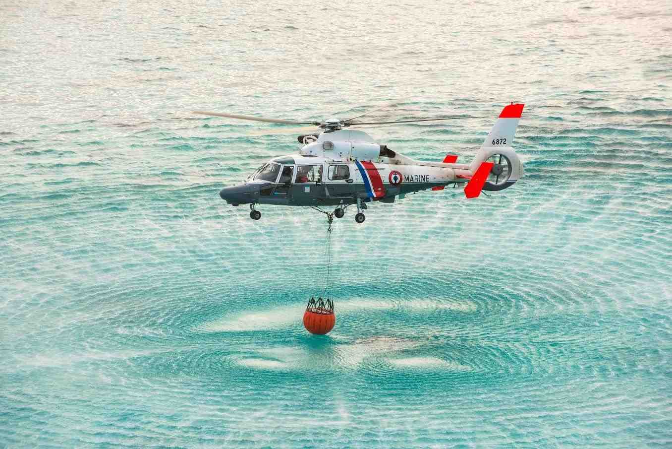 Les Dauphin N3+ de la Marine, basés à Tahiti, peuvent desormais lutter contre les feux de brousse