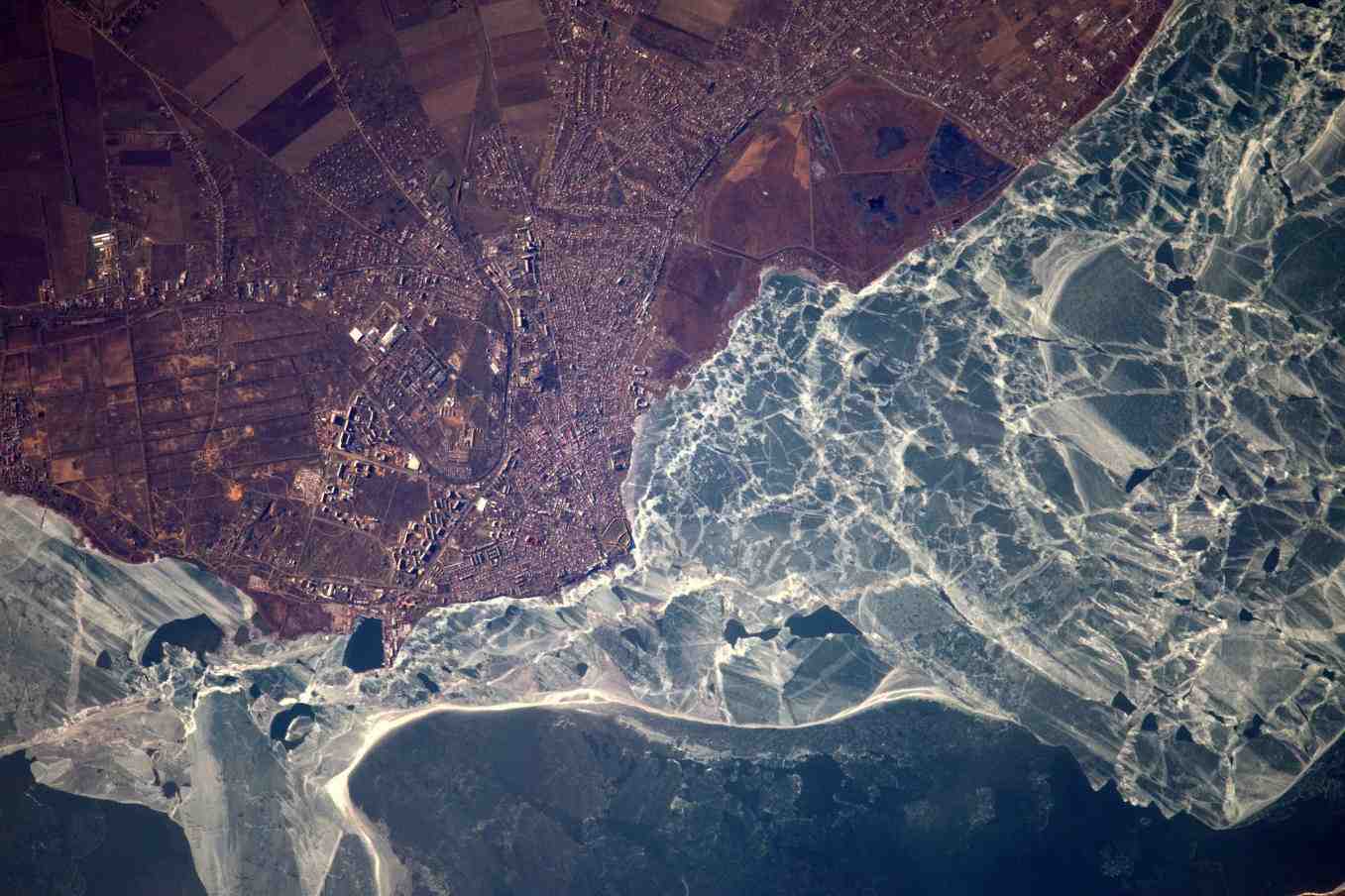 Bilhorod-Dnistrovskyï devant le liman du Dniestr, depuis l’ISS.