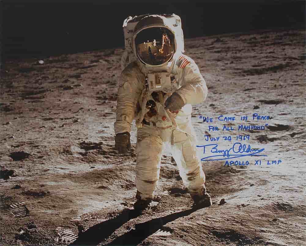 Photo dédicacée de Buzz Aldrin sur la Lune, dans la nuit du 20 au 21 juillet 1969.