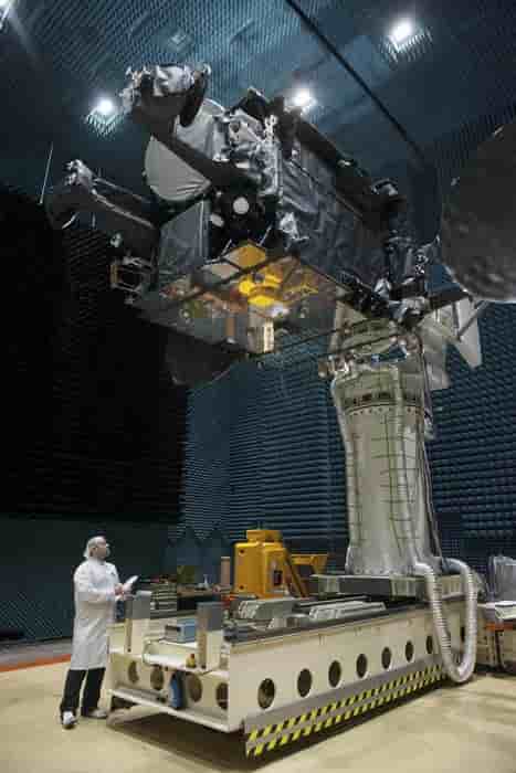 Hispasat 36W-1 dans les installations d’essais d’Airbus Defence and Space à Ottobrunn (Allemagne), en septembre 2016.