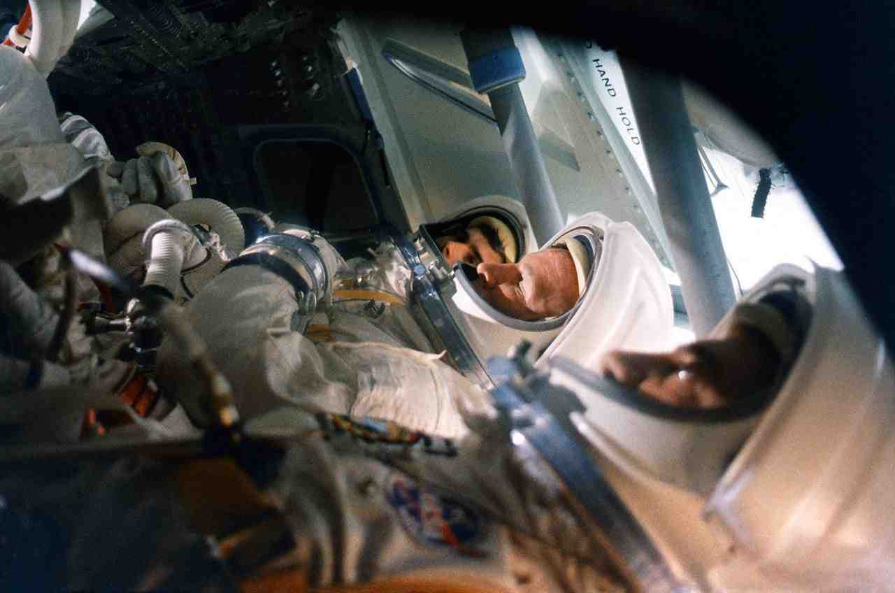 Chaffee (au fond), White et Grissom dans le simulateur du module de commande Apollo.