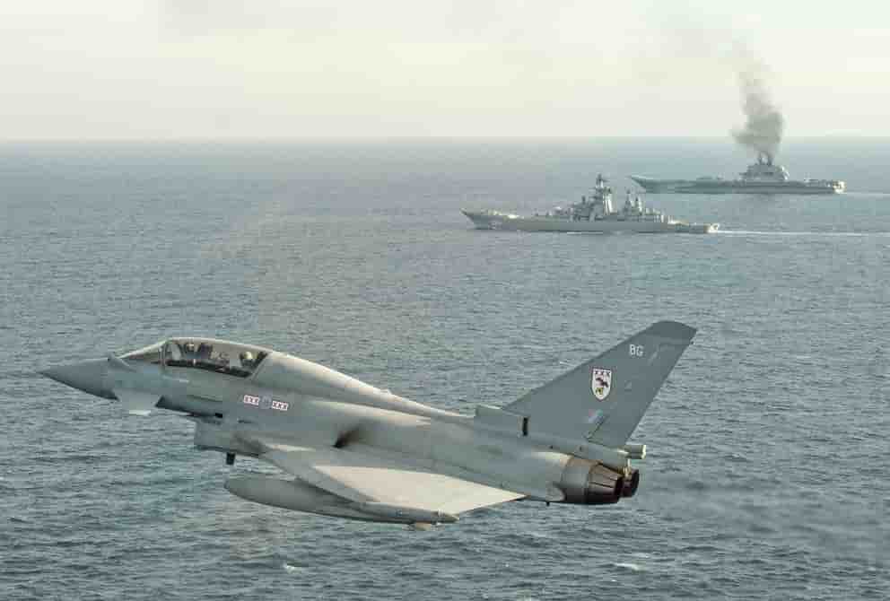 Le Kuznetsov accompagné par des Typhoon