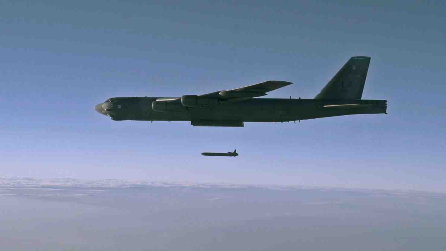 B-52 larguant un missile AGM-86B