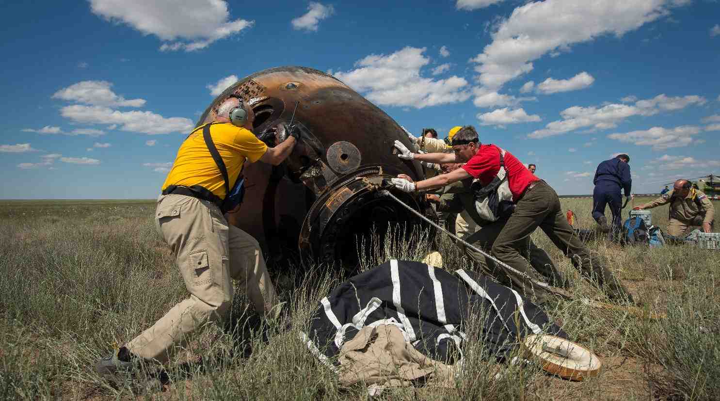 Récupération du Soyouz TMA-19M dans les steppes du Kazakhstan.