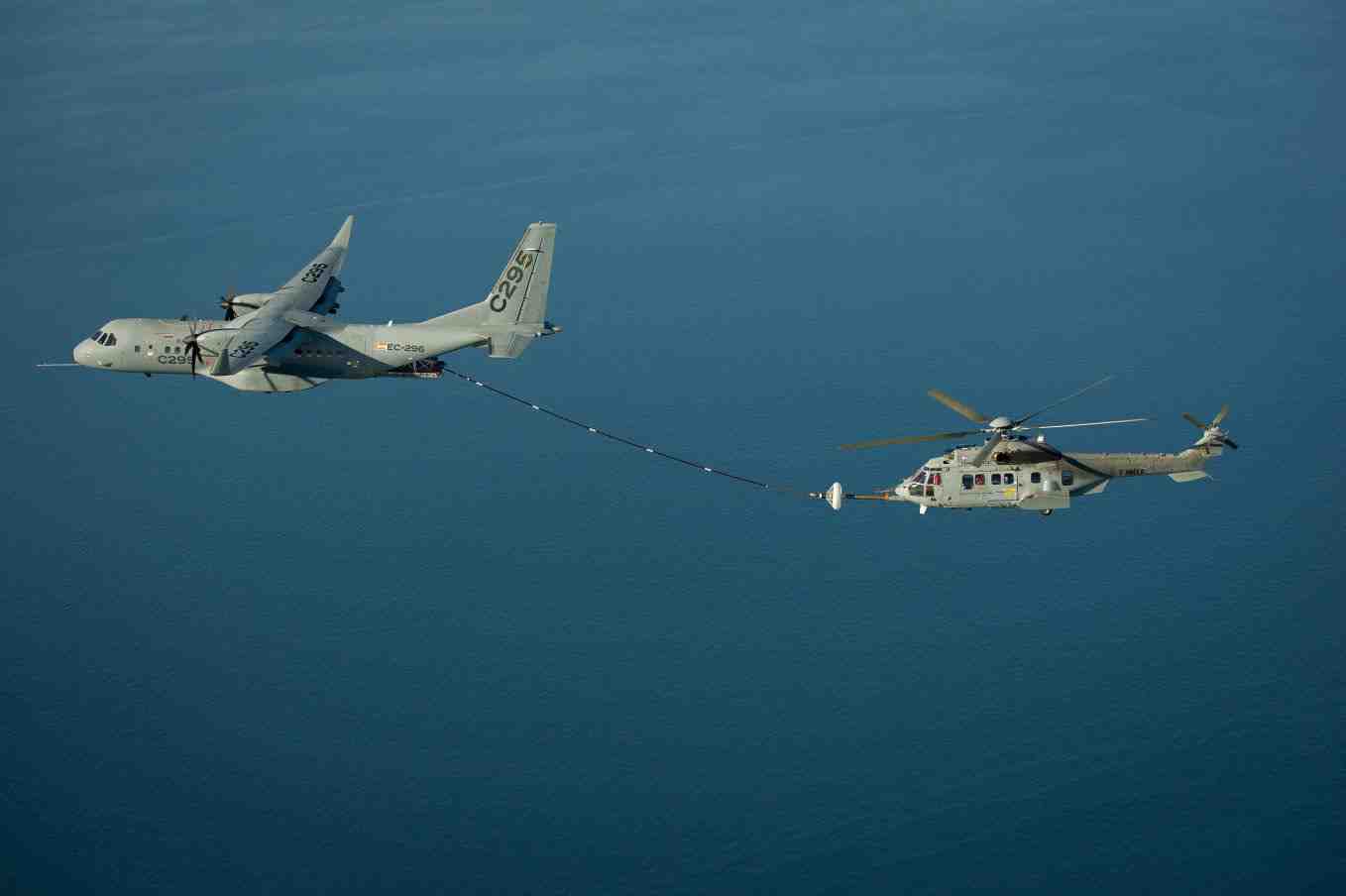 Ravitaillement d'un Caracal par un C-295