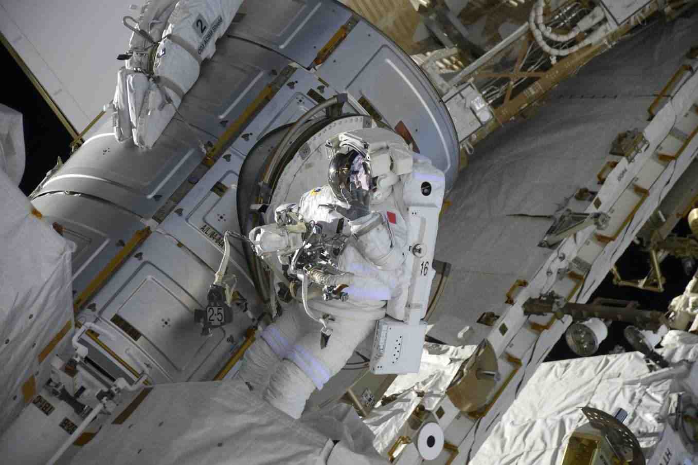 Thomas Pesquet s'apprête à réintégrer le sas Quest en fin de sortie.