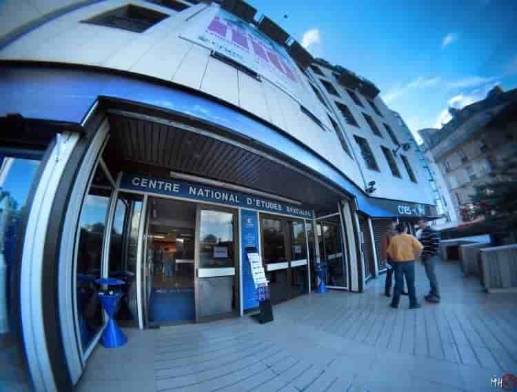 Entrée du siège du Cnes à Paris