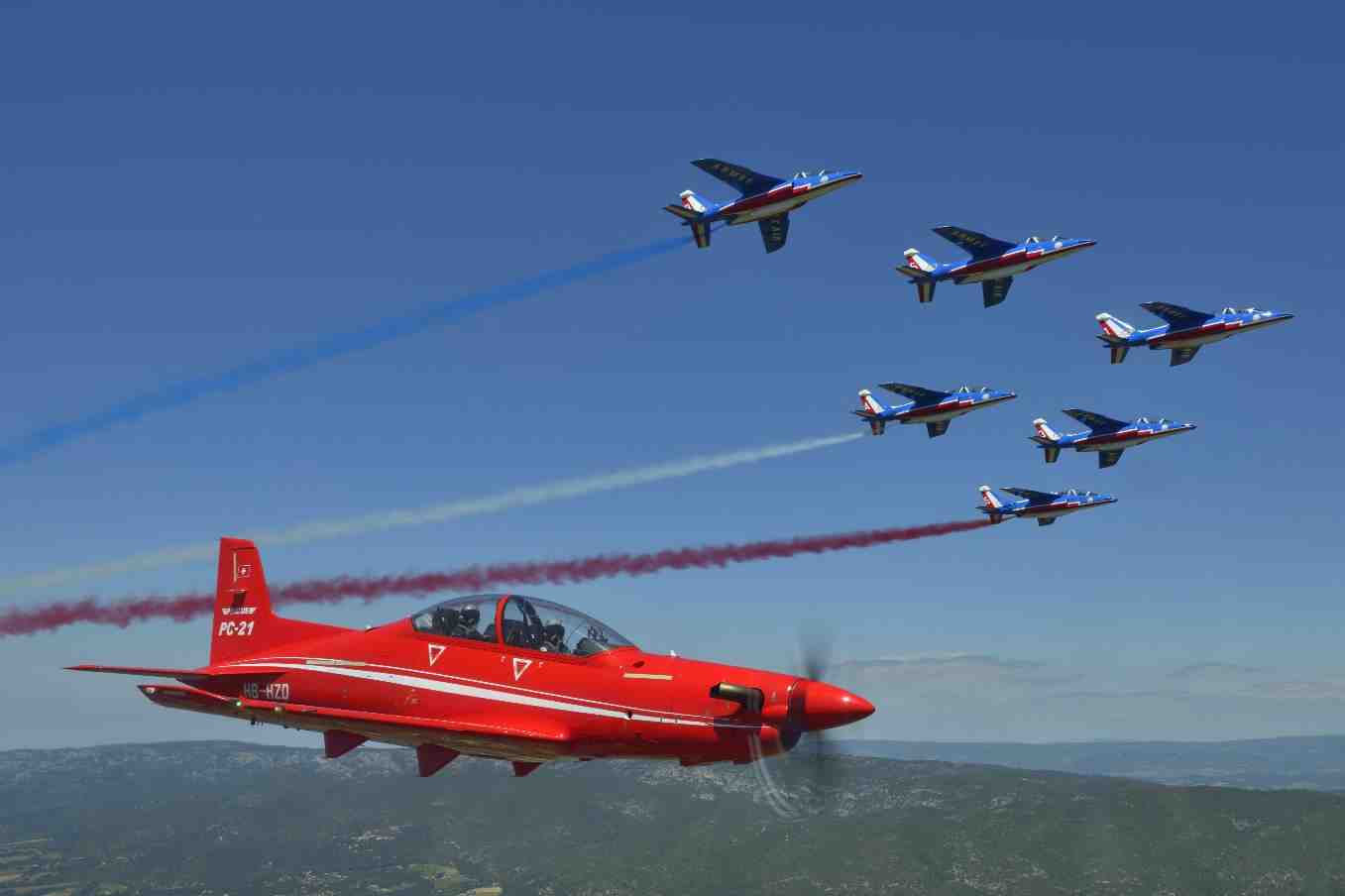 Un PC-21 avec la Patrouille de France